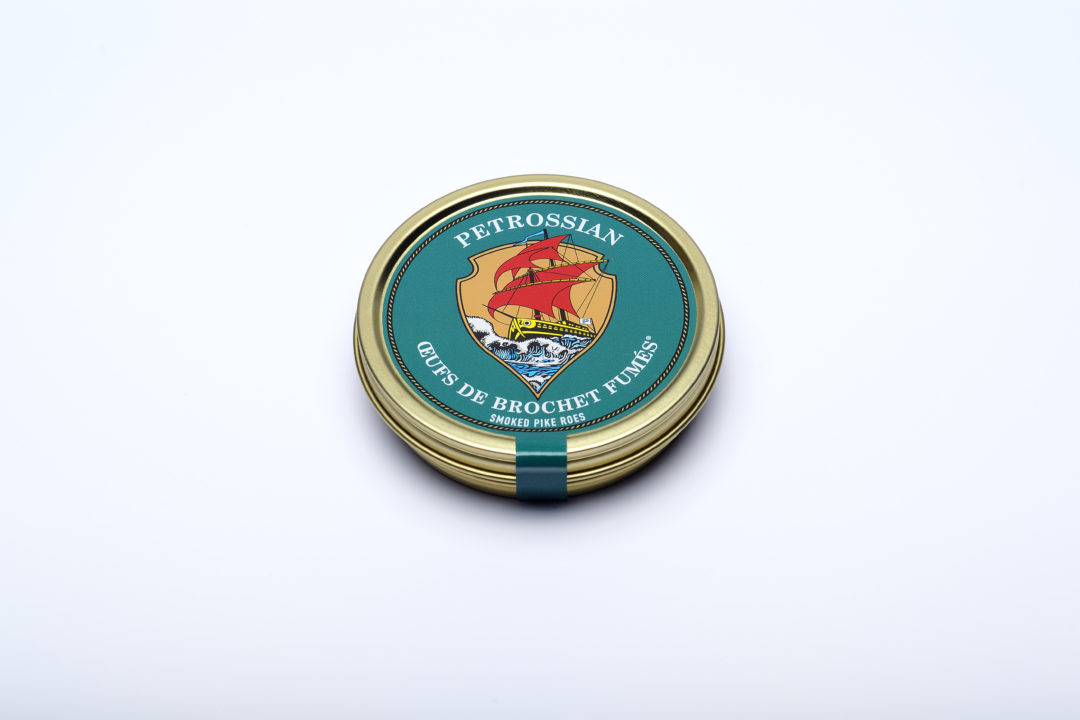 Conception graphique d’un packaging d’œufs de brochet fumés pour la marque Petrossian.