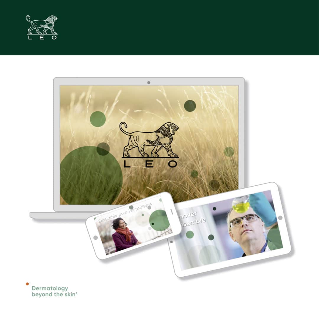 Une image stylisée montre un ordinateur portable, une tablette et un smartphone sur fond d'herbe haute. L'ordinateur portable arbore le logo d'un lion et le mot « LEO ». Créés avec le design graphique de Claire Duclert, les appareils affichent diverses images liées à la dermatologie avec le slogan « La dermatologie au-delà de la peau ».