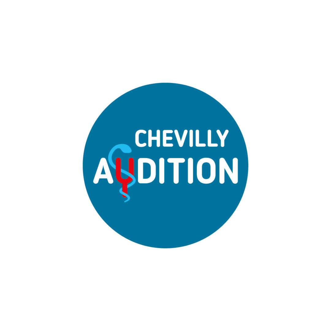 Cercle bleu avec inscription blanche « CHEVILLY AUDITION ». Le « U » de « AUDITION » représente un stéthoscope rouge et bleu.