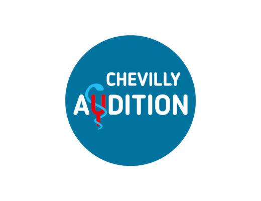 Cercle bleu avec inscription blanche « CHEVILLY AUDITION ». Le « U » de « AUDITION » représente un stéthoscope rouge et bleu.